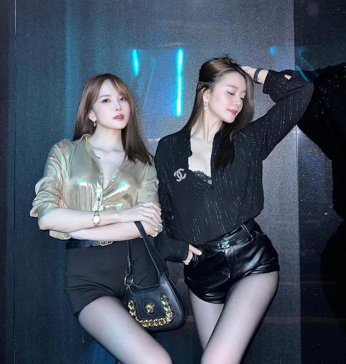 Chị em ca sĩ Vbiz bị chỉ trích vì bikini cắt xẻ táo bạo
- Ảnh 4. Chị em ca sĩ Vbiz bị chỉ trích vì bikini cắt xẻ táo bạo
- Ảnh 4.