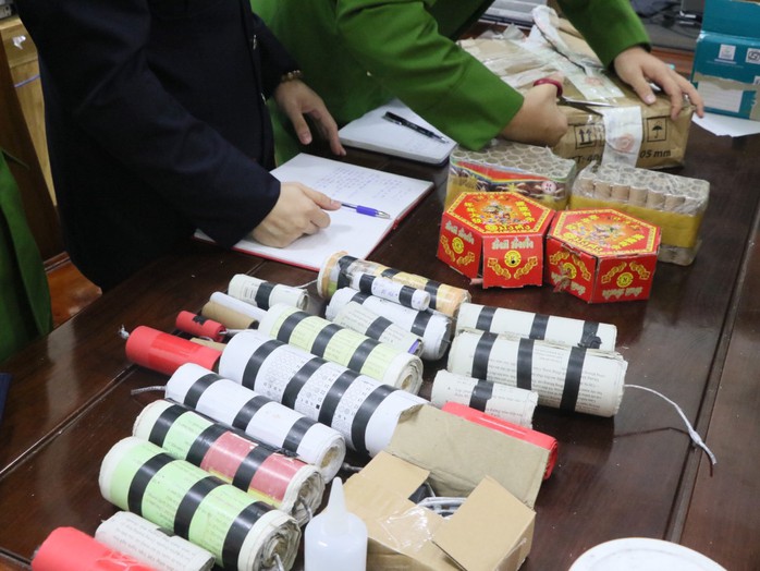 Nam sinh mua nguyên liệu trên mạng để chế tạo 201 quả pháo nổ - Ảnh 2. Nam sinh mua nguyên liệu trên mạng để chế tạo 201 quả pháo nổ - Ảnh 2.