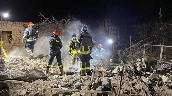 Công tác cứu hộ ở TP Pokrovsk, phía Đông Ukraine, sau cuộc tấn công bằng tên lửa của Nga, ngày 6-1. Ảnh: Reuters Công tác cứu hộ ở TP Pokrovsk, phía Đông Ukraine, sau cuộc tấn công bằng tên lửa của Nga, ngày 6-1. Ảnh: Reuters