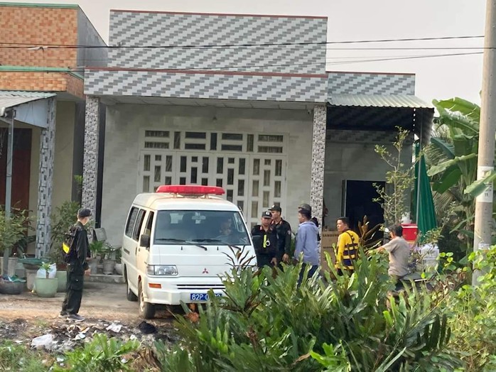 Truy bắt nghi phạm giết người ở TP HCM rồi chạy về Long An- Ảnh 2. Truy bắt nghi phạm giết người ở TP HCM rồi chạy về Long An- Ảnh 2.