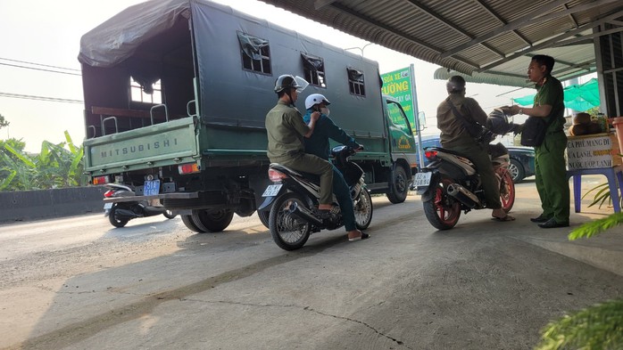 Truy bắt nghi phạm giết người ở TP HCM rồi chạy về Long An- Ảnh 3. Truy bắt nghi phạm giết người ở TP HCM rồi chạy về Long An- Ảnh 3.