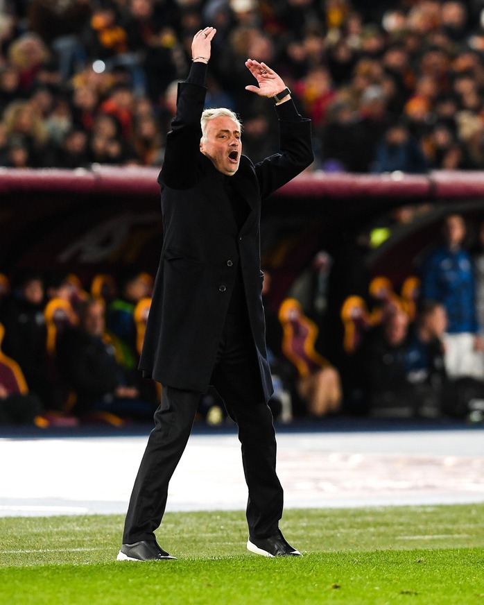 HLV Jose Mourinho lần thứ 2 bị truất quyền chỉ đạo- Ảnh 2. HLV Jose Mourinho lần thứ 2 bị truất quyền chỉ đạo- Ảnh 2.