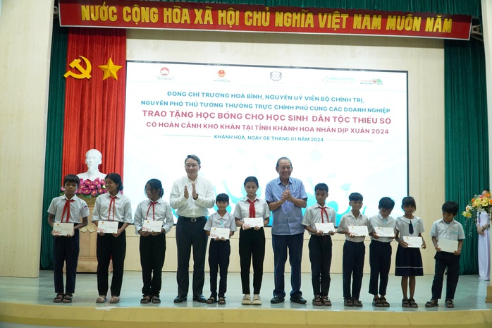 Trao tặng 350 suất học bổng cho học sinh dân tộc thiểu số tỉnh Khánh Hòa- Ảnh 1. Trao tặng 350 suất học bổng cho học sinh dân tộc thiểu số tỉnh Khánh Hòa- Ảnh 1.
