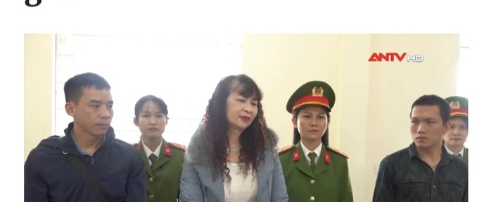 Bắt nữ giám đốc chuyên “bảo kê” xe tải, thu nhiều giấy giới thiệu phóng viên- Ảnh 1. Bắt nữ giám đốc chuyên “bảo kê” xe tải, thu nhiều giấy giới thiệu phóng viên- Ảnh 1.