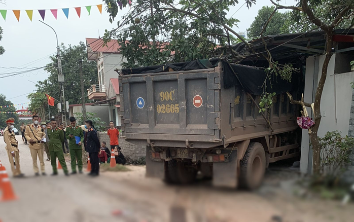 Nguyên nhân vụ xe tải va chạm xe máy, tông vào quán cắt tóc làm 4 người thương vong- Ảnh 1. Nguyên nhân vụ xe tải va chạm xe máy, tông vào quán cắt tóc làm 4 người thương vong- Ảnh 1.