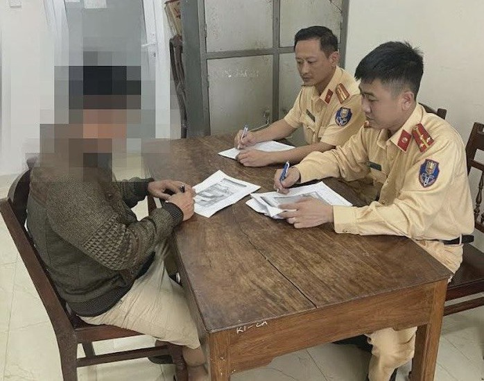 Xử phạt 7 người "chỉ điểm" chốt CSGT- Ảnh 1. Xử phạt 7 người "chỉ điểm" chốt CSGT- Ảnh 1.