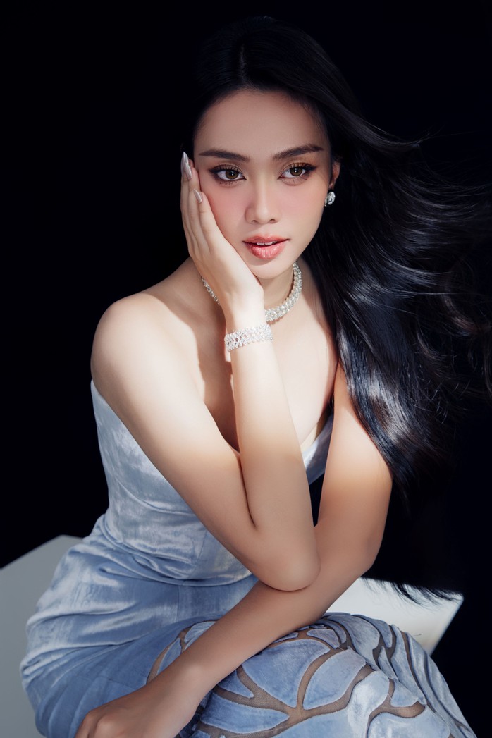 Một hoa hậu Vbiz theo đuổi chương trình thạc sĩ
- Ảnh 1. Một hoa hậu Vbiz theo đuổi chương trình thạc sĩ
- Ảnh 1.