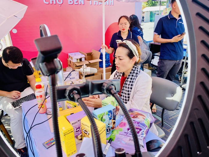 Bán lẻ trực tuyến thắng thế- Ảnh 1. Bán lẻ trực tuyến thắng thế- Ảnh 1.