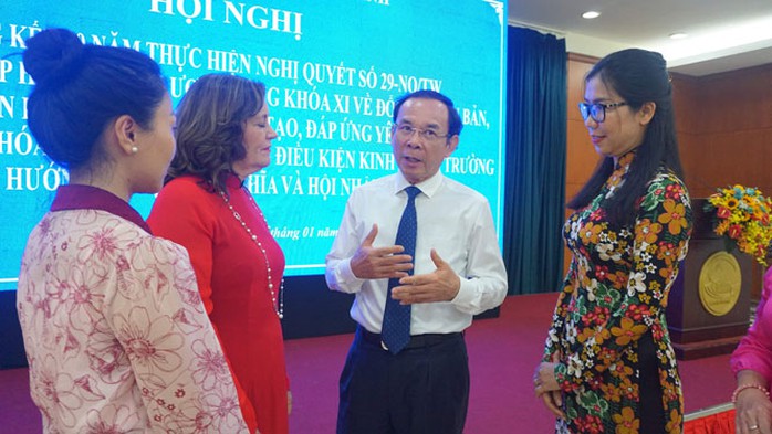 Bí thư Thành ủy TP HCM Nguyễn Văn Nên trao đổi với các đại biểu bên lề hội nghị chiều 9-1 Bí thư Thành ủy TP HCM Nguyễn Văn Nên trao đổi với các đại biểu bên lề hội nghị chiều 9-1