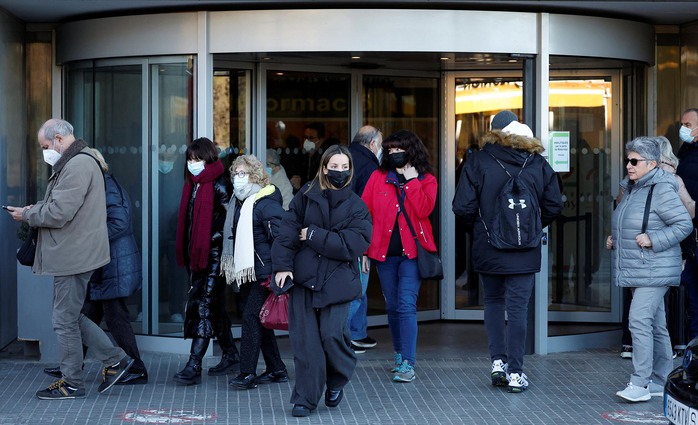 Người dân đeo khẩu trang bên ngoài một bệnh viện ở Badalona - Tây Ban Nha hôm 8-1 Ảnh: REUTERS Người dân đeo khẩu trang bên ngoài một bệnh viện ở Badalona - Tây Ban Nha hôm 8-1 Ảnh: REUTERS