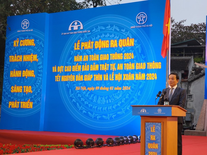 Phó Thủ tướng phát động ra quân Năm An toàn giao thông 2024 - Ảnh 1. Phó Thủ tướng phát động ra quân Năm An toàn giao thông 2024 - Ảnh 1.