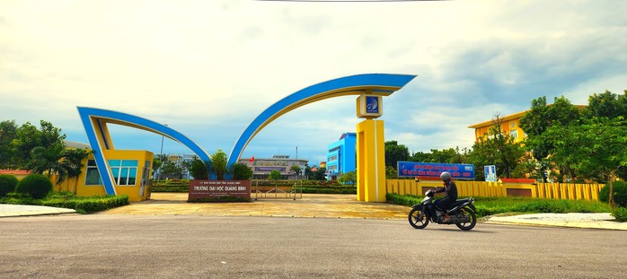 Nhiều tiến sĩ, thạc sĩ Trường Đại học Quảng Bình phải bán hàng online... vì bị nợ lương?- Ảnh 1. Nhiều tiến sĩ, thạc sĩ Trường Đại học Quảng Bình phải bán hàng online... vì bị nợ lương?- Ảnh 1.