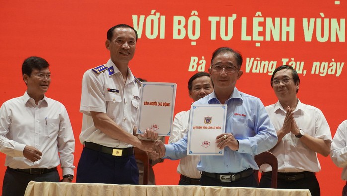 Đại tá Lê Văn Tú, Chính ủy Bộ Tư lệnh Vùng Cảnh sát biển 3 và ông Bùi Thanh Liêm, Phó Tổng Biên tập Báo Người Lao Động, ký kết chương trình phối hợp thực hiện các hợp phần của chương trình “Tự hào cờ Tổ quốc” và phối hợp thực hiện công tác tuyên truyền về biển, đảo trên Báo Người Lao Động Đại tá Lê Văn Tú, Chính ủy Bộ Tư lệnh Vùng Cảnh sát biển 3 và ông Bùi Thanh Liêm, Phó Tổng Biên tập Báo Người Lao Động, ký kết chương trình phối hợp thực hiện các hợp phần của chương trình “Tự hào cờ Tổ quốc” và phối hợp thực hiện công tác tuyên truyền về biển, đảo trên Báo Người Lao Động