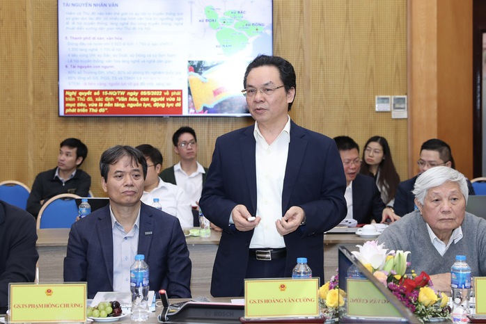 Hà Nội quy hoạch phát triển 18 cầu vượt sông Hồng, 2 tuyến đường sắt một ray- Ảnh 2. GS-TS Hoàng Văn Cường, đại diện đơn vị tư vấn cung cấp thông tin về Quy hoạch thủ đô Hà Nội