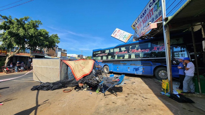 Khoảnh khắc xe khách tông xe tải, tài xế tử vong thương tâm- Ảnh 1. Khoảnh khắc xe khách tông xe tải, tài xế tử vong thương tâm- Ảnh 1.