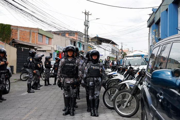 Cảnh sát ở bên ngoài nhà tù El Inca sau cuộc vượt ngục của "Fito". Ảnh: Reuters Cảnh sát ở bên ngoài nhà tù El Inca sau cuộc vượt ngục của "Fito". Ảnh: Reuters