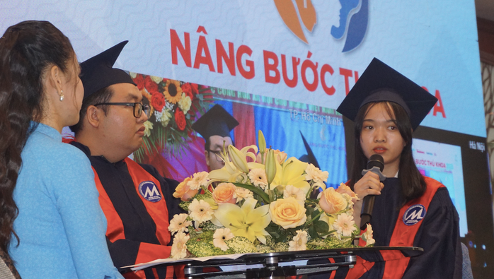Trao 120 suất học bổng "Nâng bước thủ khoa"- Ảnh 1. Trao 120 suất học bổng "Nâng bước thủ khoa"- Ảnh 1.