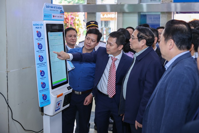 Thủ tướng: Ngành đường sắt chưa phát triển xứng tầm- Ảnh 3. Thủ tướng Phạm Minh Chính kiểm tra hệ thống bán vé tự động tại Ga Hà Nội