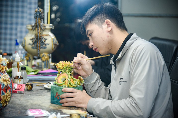 Cận cảnh quá trình sản xuất ấn Rồng dát vàng phục vụ Tết Giáp Thìn 2024- Ảnh 7. Cận cảnh quá trình sản xuất ấn Rồng dát vàng phục vụ Tết Giáp Thìn 2024- Ảnh 7.
