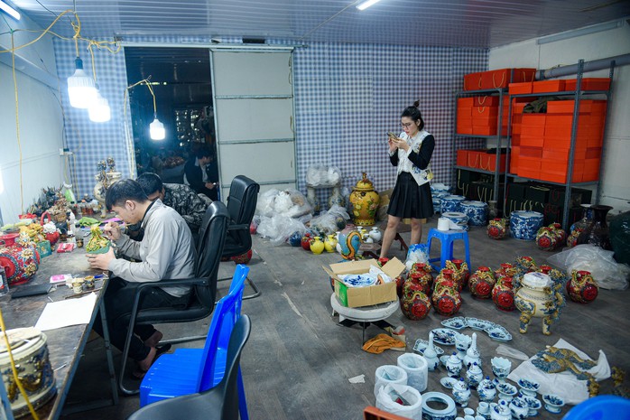 Cận cảnh quá trình sản xuất ấn Rồng dát vàng phục vụ Tết Giáp Thìn 2024- Ảnh 6. Cận cảnh quá trình sản xuất ấn Rồng dát vàng phục vụ Tết Giáp Thìn 2024- Ảnh 6.