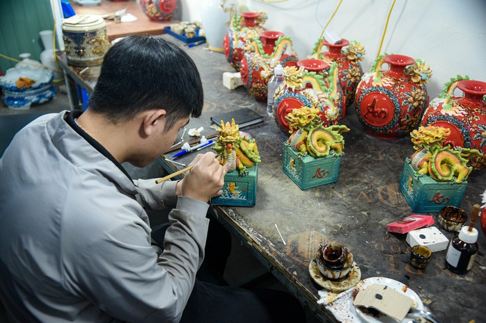 Cận cảnh quá trình sản xuất ấn Rồng dát vàng phục vụ Tết Giáp Thìn 2024- Ảnh 8. Cận cảnh quá trình sản xuất ấn Rồng dát vàng phục vụ Tết Giáp Thìn 2024- Ảnh 8.