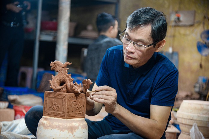 Cận cảnh quá trình sản xuất ấn Rồng dát vàng phục vụ Tết Giáp Thìn 2024- Ảnh 3. Cận cảnh quá trình sản xuất ấn Rồng dát vàng phục vụ Tết Giáp Thìn 2024- Ảnh 3.