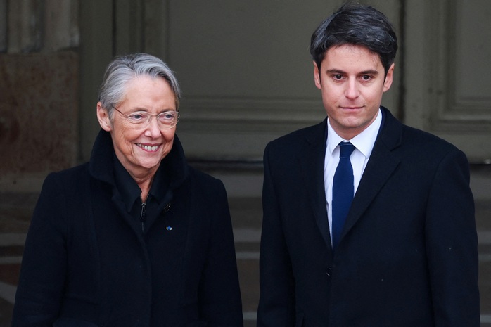 Tân Thủ tướng Pháp Gabriel Attal và cựu Thủ tướng Elisabeth Borne trong lễ chuyển giao tại thủ đô Paris ngày 9-1 Ảnh: REUTERS Tân Thủ tướng Pháp Gabriel Attal và cựu Thủ tướng Elisabeth Borne trong lễ chuyển giao tại thủ đô Paris ngày 9-1 Ảnh: REUTERS
