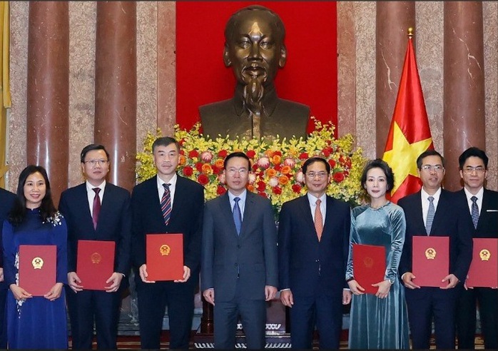 Chủ tịch nước Võ Văn Thưởng trao Quyết định bổ nhiệm các Đại sứ- Ảnh 4. Chủ tịch nước Võ Văn Thưởng trao Quyết định bổ nhiệm các Đại sứ- Ảnh 4.