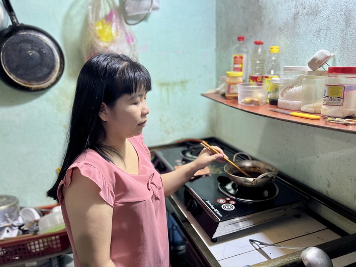 Vất vả và tốn kém, vì sao công nhân vẫn cố xoay xở để về quê đón Tết?- Ảnh 2. Vất vả và tốn kém, vì sao công nhân vẫn cố xoay xở để về quê đón Tết?- Ảnh 2.