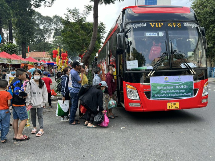 Vất vả và tốn kém, vì sao công nhân vẫn cố xoay xở để về quê đón Tết?- Ảnh 3. Vất vả và tốn kém, vì sao công nhân vẫn cố xoay xở để về quê đón Tết?- Ảnh 3.