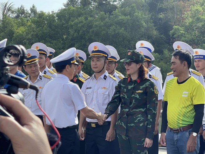 Chuyến tàu yêu thương đến chiến sĩ nhà giàn- Ảnh 1. Chuyến tàu yêu thương đến chiến sĩ nhà giàn- Ảnh 1.