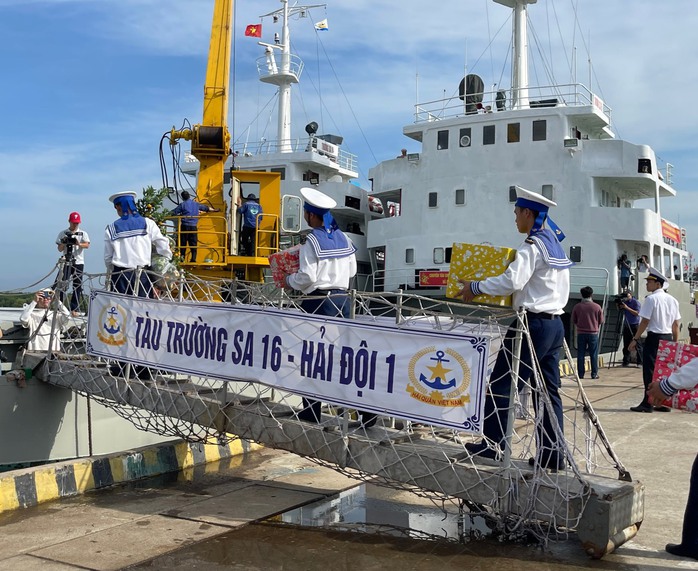Chuyến tàu yêu thương đến chiến sĩ nhà giàn- Ảnh 2. Chuyến tàu yêu thương đến chiến sĩ nhà giàn- Ảnh 2.