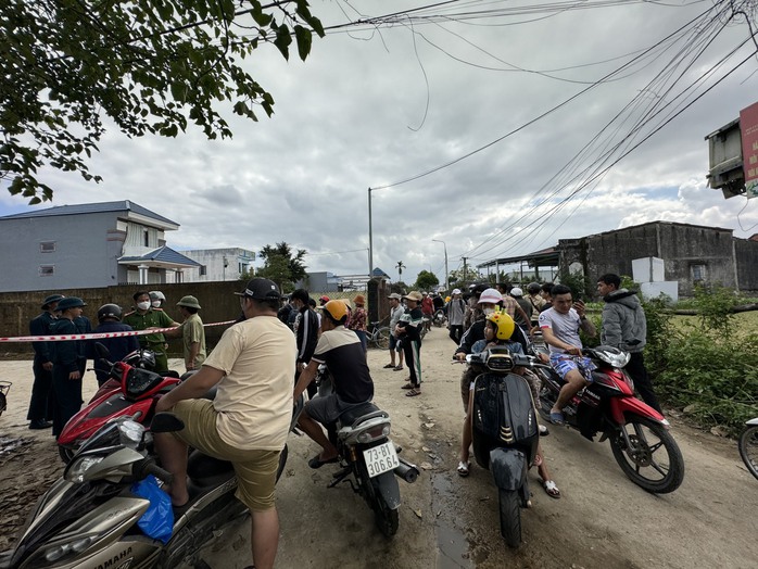 Nhân chứng kể lúc máy bay rơi ở Quảng Nam: Tiếng nổ vang trời, mảnh vỡ vương vãi- Ảnh 3. Nhân chứng kể lúc máy bay rơi ở Quảng Nam: Tiếng nổ vang trời, mảnh vỡ vương vãi- Ảnh 3.