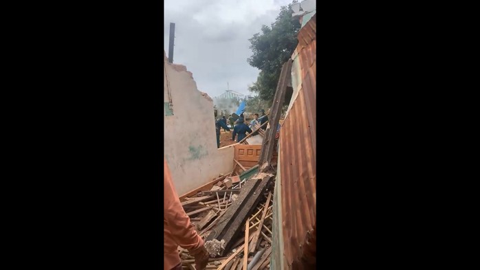 Đưa xác máy bay rơi ở Quảng Nam rời khỏi hiện trường- Ảnh 6. Đưa xác máy bay rơi ở Quảng Nam rời khỏi hiện trường- Ảnh 6.