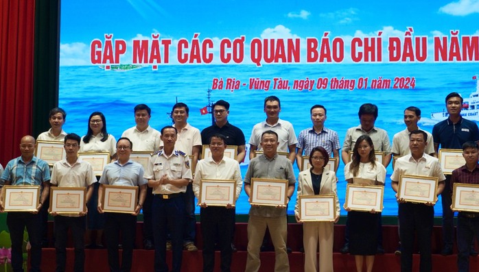 Ký kết tuyên truyền giữa Báo Người Lao Động và Bộ Tư lệnh Vùng Cảnh sát biển 3- Ảnh 4. Ký kết tuyên truyền giữa Báo Người Lao Động và Bộ Tư lệnh Vùng Cảnh sát biển 3- Ảnh 4.