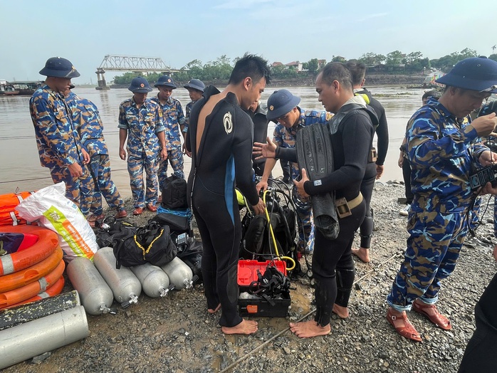 Vụ sập cầu Phong Châu: 30 người nhái tinh nhuệ của Đặc công Hải quân tìm kiếm nạn nhân mất tích- Ảnh 1. Vụ sập cầu Phong Châu: 30 người nhái tinh nhuệ của Đặc công Hải quân tìm kiếm nạn nhân mất tích- Ảnh 1.