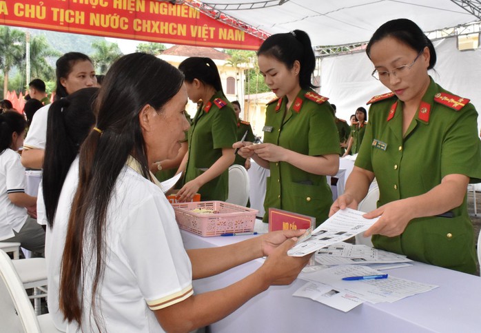 Phó Thủ tướng Thường trực trao giấy chứng nhận, nhắn nhủ người được đặc xá- Ảnh 4. Phó Thủ tướng Thường trực trao giấy chứng nhận, nhắn nhủ người được đặc xá- Ảnh 4.