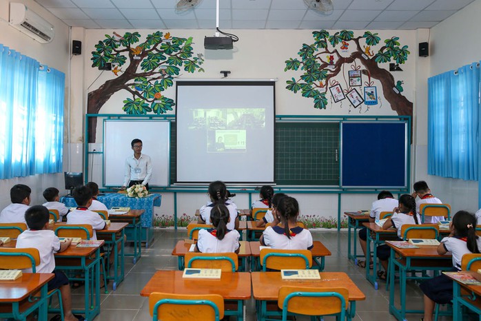 Một giờ học với máy chiếu của học sinh Trường Tiểu học Thạnh An (huyện Cần Giờ). Ảnh: HOÀNG TRIỀU Một giờ học với máy chiếu của học sinh Trường Tiểu học Thạnh An (huyện Cần Giờ). Ảnh: HOÀNG TRIỀU
