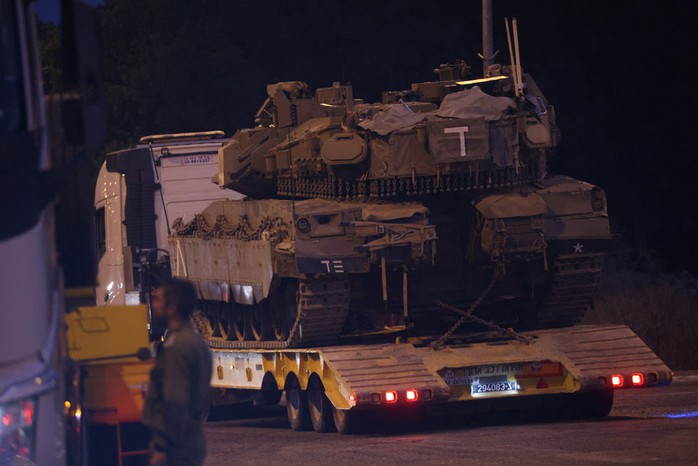 Xe tăng Israel được vận chuyển đến biên giới phía Bắc giáp với Lebanon hôm 1-10. Ảnh: REUTERS Xe tăng Israel được vận chuyển đến biên giới phía Bắc giáp với Lebanon hôm 1-10. Ảnh: REUTERS