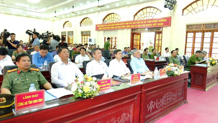 Phó Thủ tướng Thường trực trao giấy chứng nhận, nhắn nhủ người được đặc xá- Ảnh 1. Phó Thủ tướng Thường trực trao giấy chứng nhận, nhắn nhủ người được đặc xá- Ảnh 1.