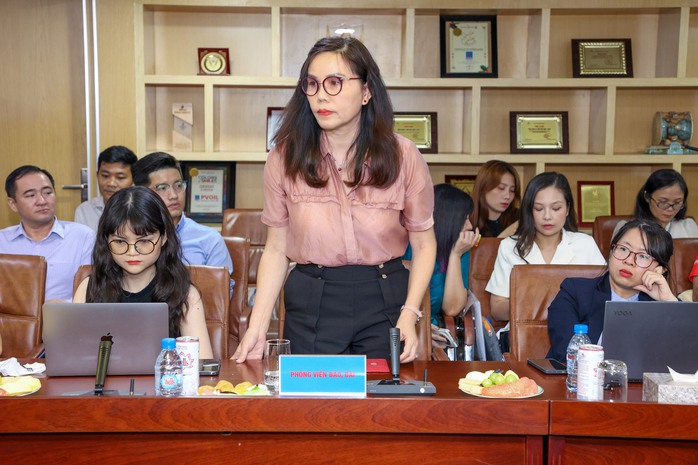 Phóng viên báo Điện tử chính phủ nêu vấn đề quan tâm về ứng dụng PVOIL 4U Phóng viên báo Điện tử chính phủ nêu vấn đề quan tâm về ứng dụng PVOIL 4U