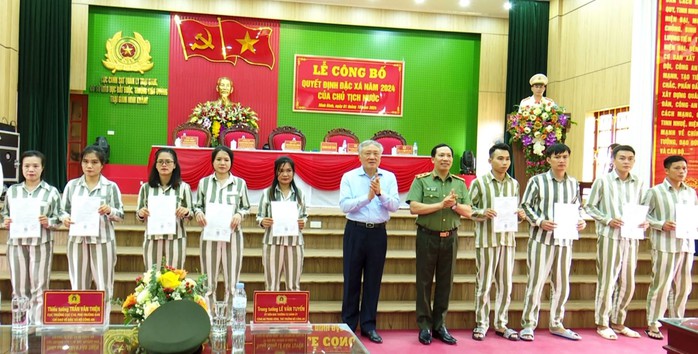 Phó Thủ tướng Thường trực trao giấy chứng nhận, nhắn nhủ người được đặc xá- Ảnh 3. Phó Thủ tướng Thường trực trao giấy chứng nhận, nhắn nhủ người được đặc xá- Ảnh 3.