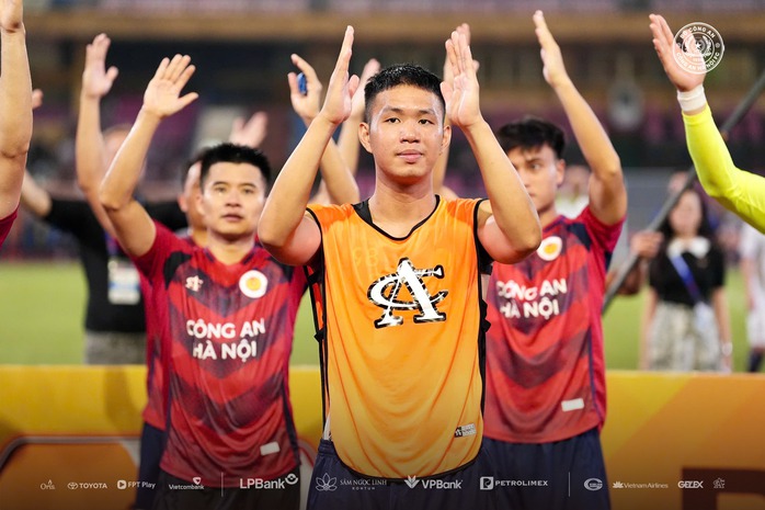 Trung vệ tuyển Việt Nam bị phạt nặng vì đá xấu- Ảnh 6. Trung vệ tuyển Việt Nam bị phạt nặng vì đá xấu- Ảnh 6.
