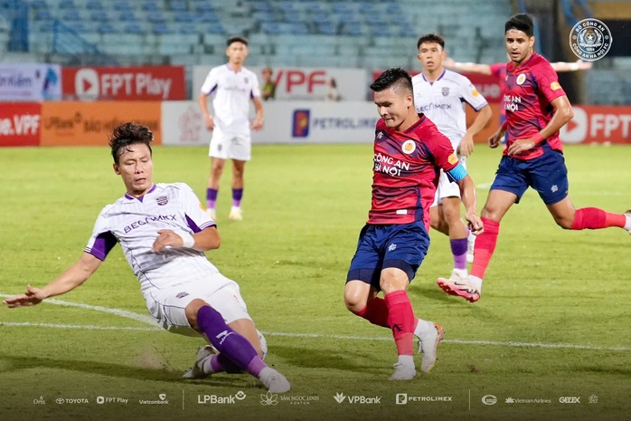 Trung vệ tuyển Việt Nam bị phạt nặng vì đá xấu- Ảnh 1. Trung vệ tuyển Việt Nam bị phạt nặng vì đá xấu- Ảnh 1.
