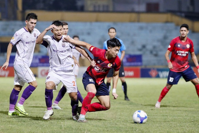Trung vệ tuyển Việt Nam bị phạt nặng vì đá xấu- Ảnh 4. Trung vệ tuyển Việt Nam bị phạt nặng vì đá xấu- Ảnh 4.