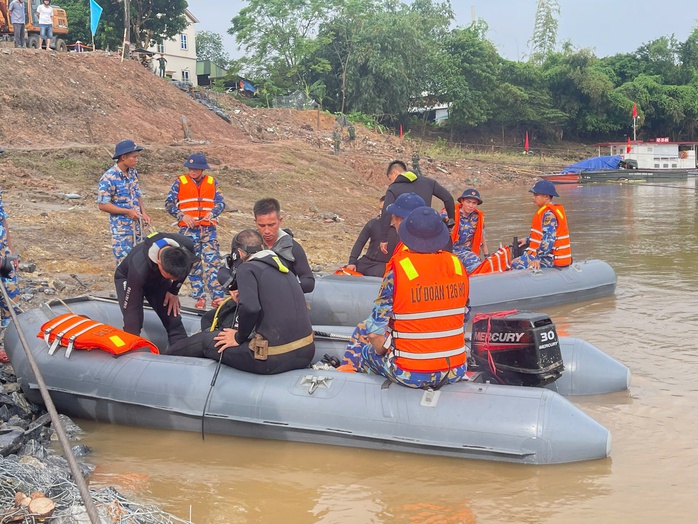 Vụ sập cầu Phong Châu: 30 người nhái tinh nhuệ của Đặc công Hải quân tìm kiếm nạn nhân mất tích- Ảnh 3. Vụ sập cầu Phong Châu: 30 người nhái tinh nhuệ của Đặc công Hải quân tìm kiếm nạn nhân mất tích- Ảnh 3.