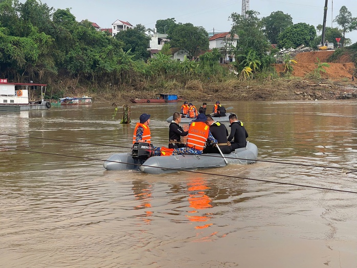 Vụ sập cầu Phong Châu: 30 người nhái tinh nhuệ của Đặc công Hải quân tìm kiếm nạn nhân mất tích- Ảnh 5. Vụ sập cầu Phong Châu: 30 người nhái tinh nhuệ của Đặc công Hải quân tìm kiếm nạn nhân mất tích- Ảnh 5.