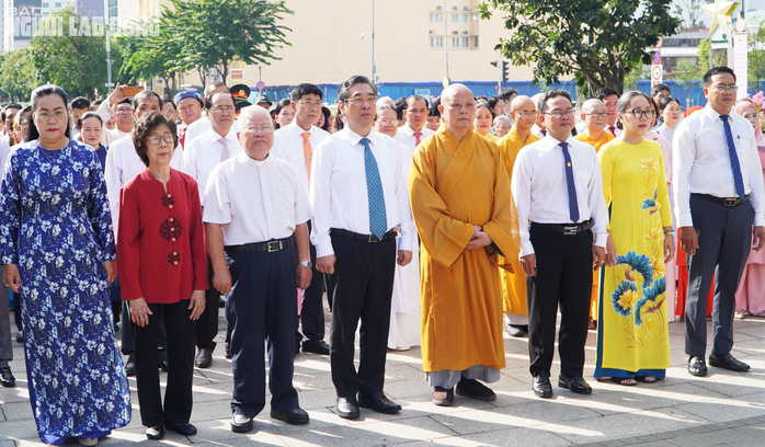 Đoàn đại biểu MTTQ TP HCM dâng hoa Chủ tịch Hồ Chí Minh- Ảnh 1. Đoàn đại biểu MTTQ TP HCM dâng hoa Chủ tịch Hồ Chí Minh- Ảnh 1.