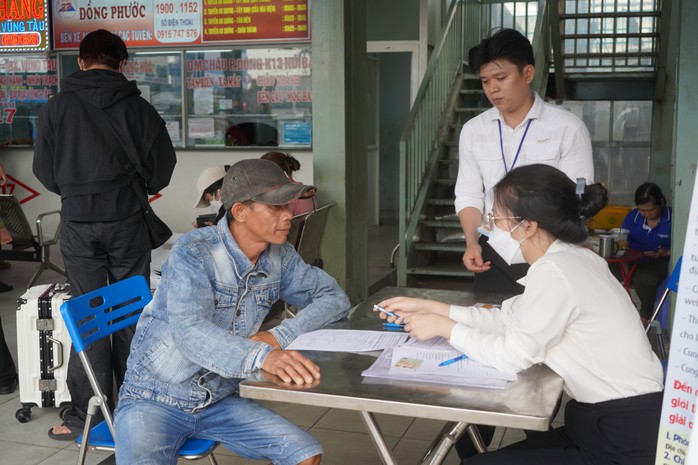 Thiếu lao động, doanh nghiệp tuyển công nhân chỉ cần biết đọc, biết viết- Ảnh 1. Thiếu lao động, doanh nghiệp tuyển công nhân chỉ cần biết đọc, biết viết- Ảnh 1.