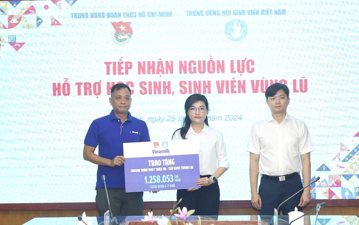 Cộng đồng góp 1, Vinamilk góp thêm 1 để nhân đôi hỗ trợ học sinh các tỉnh gặp thiên tai- Ảnh 1. Cộng đồng góp 1, Vinamilk góp thêm 1 để nhân đôi hỗ trợ học sinh các tỉnh gặp thiên tai- Ảnh 1.